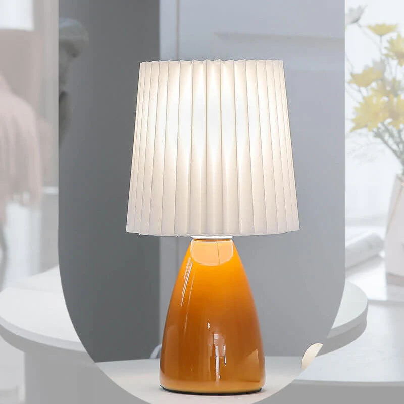 Skanto | Skandinavische Retro-Tischlampe mit plissiertem Schirm und Glasfuß