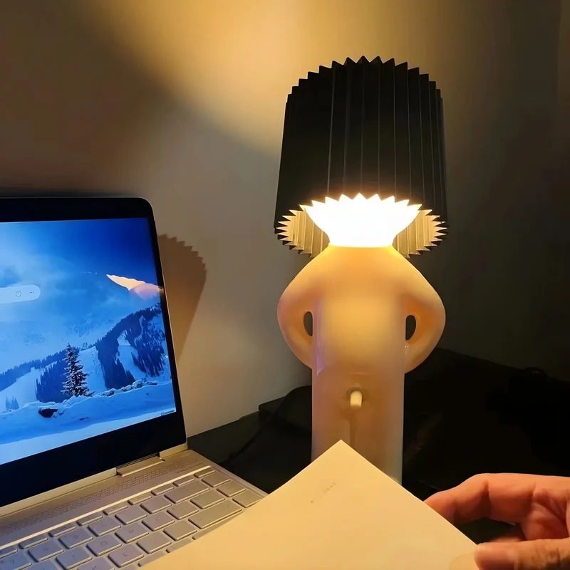 Skanto | Skanto Sassy Boy Kreative Tischlampe – Einzigartige Beleuchtung für Schlaf- und Wohnzimmer