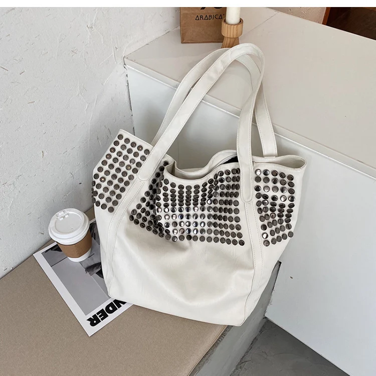 Moderne Umhängetasche mit stilvollen Nieten-Details Skanto