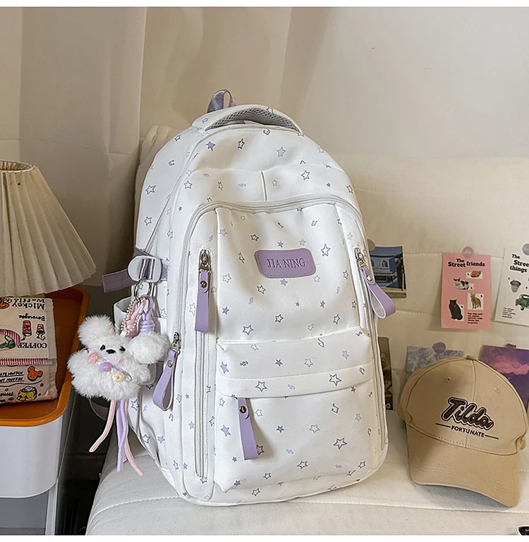 Rucksack mit Sternenverzierung und vielen Fächern