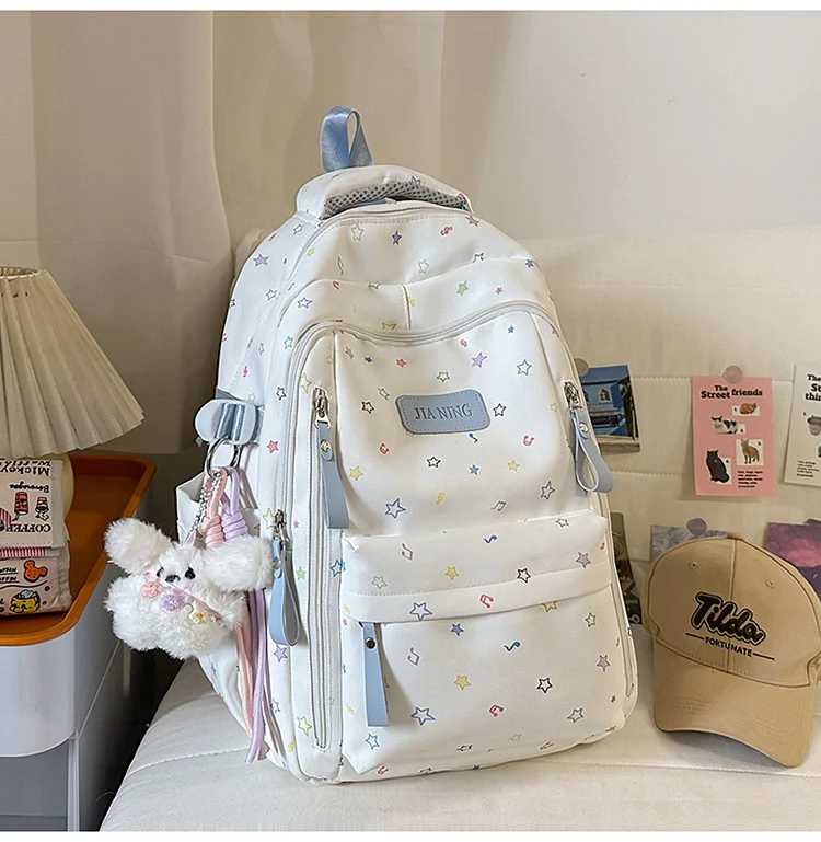 Rucksack mit Sternenverzierung und vielen Fächern