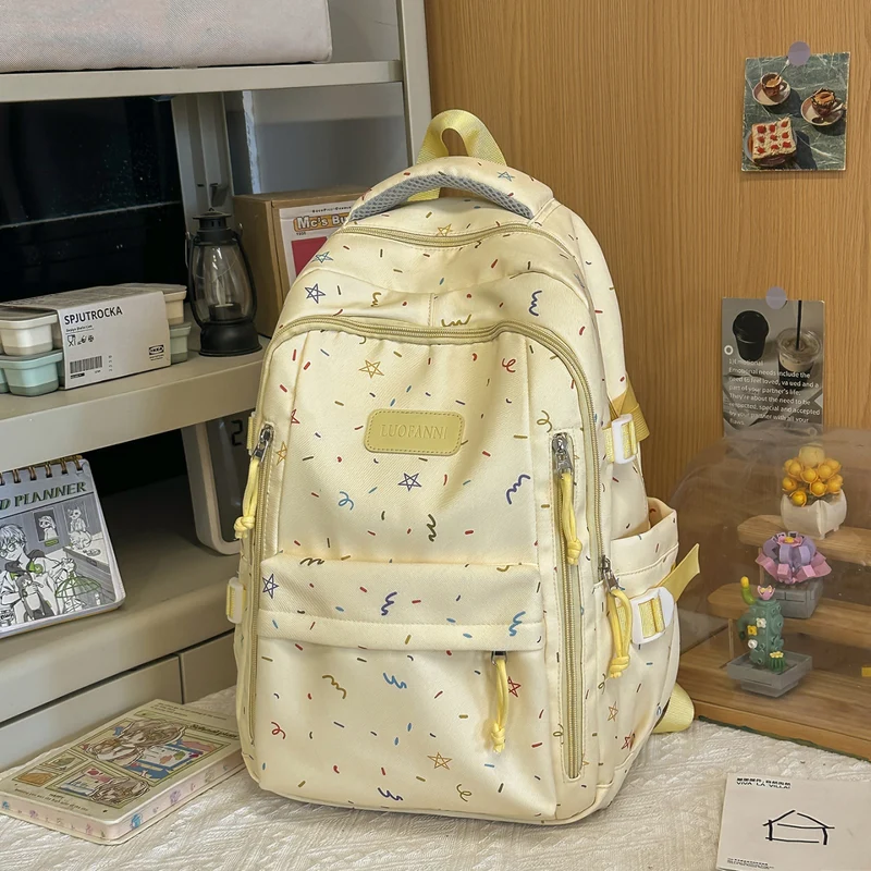 Rucksack mit Sternenverzierung und vielen Fächern