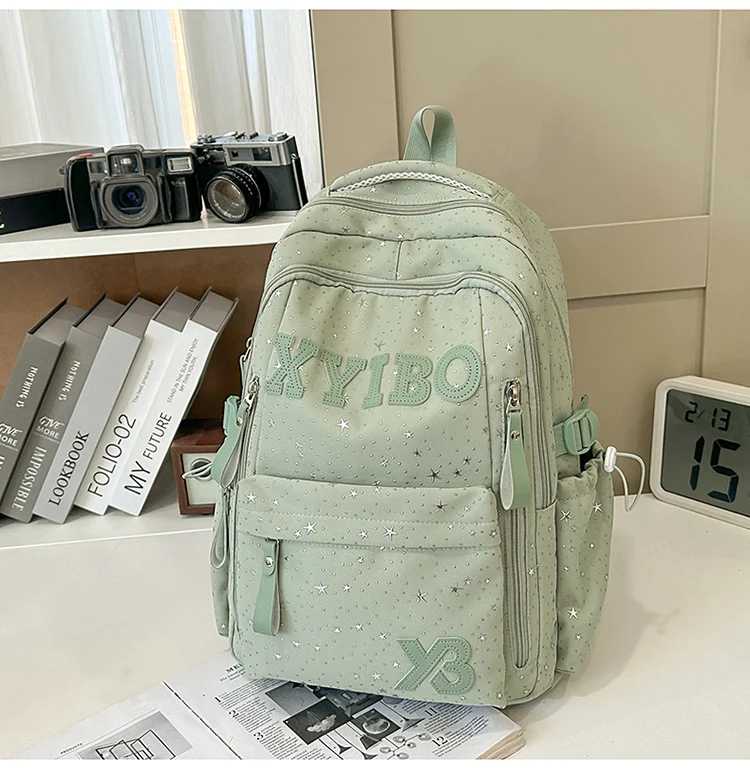 Schulrucksack mit Sternenverzierung und vielen Fächern