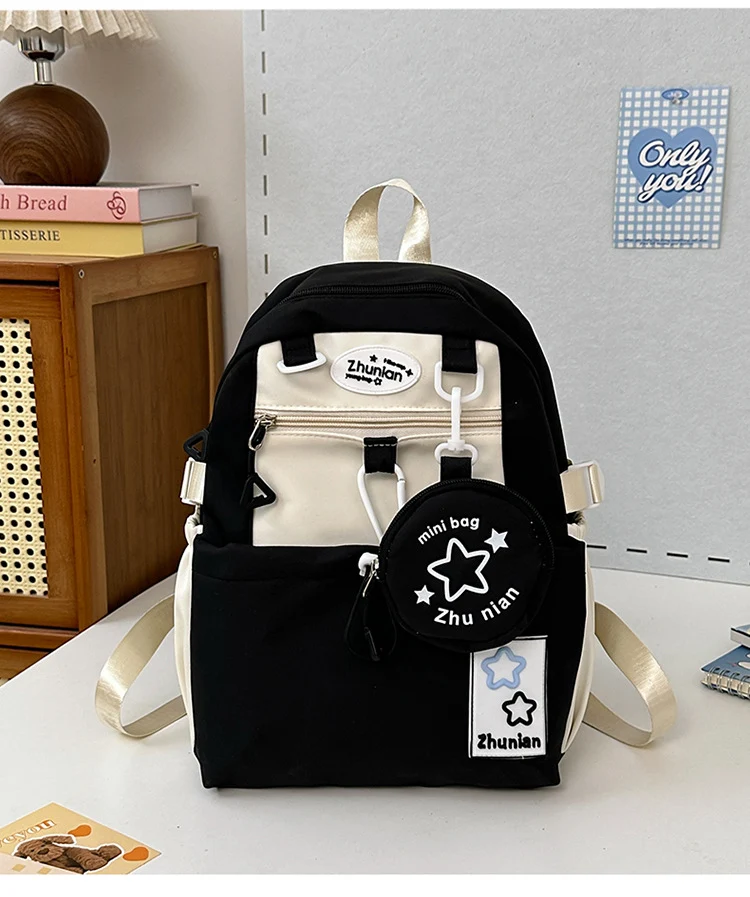 Verspielter Schulrucksack mit vielen Fächern
