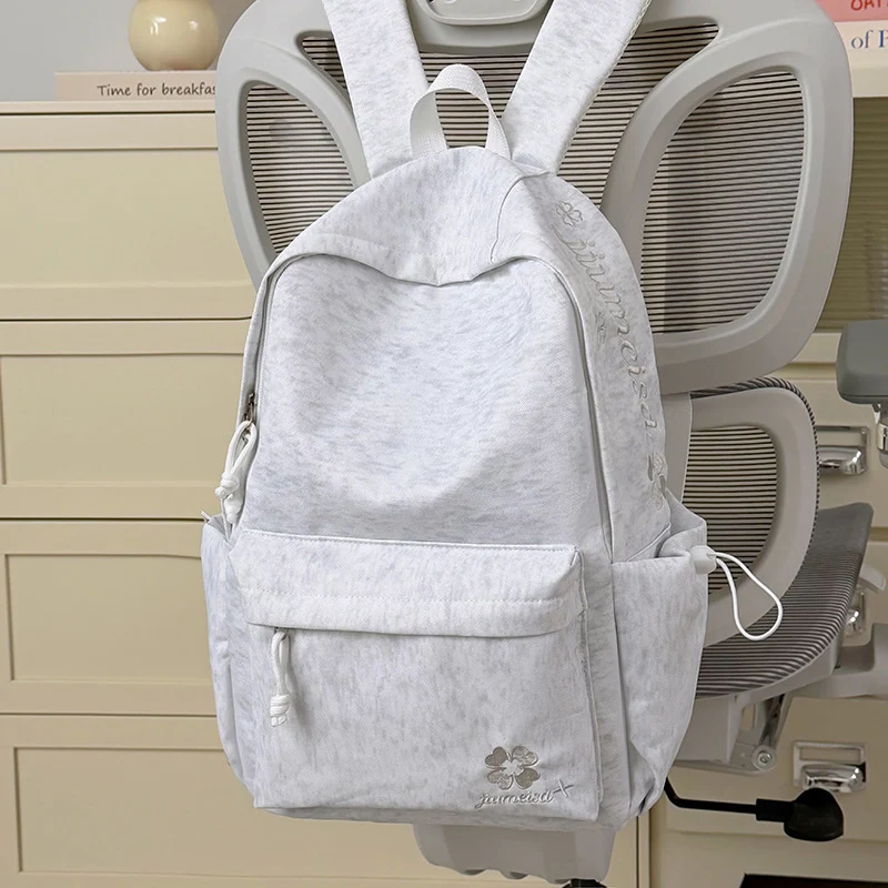 Leichter Schulrucksack mit mehreren Fächern