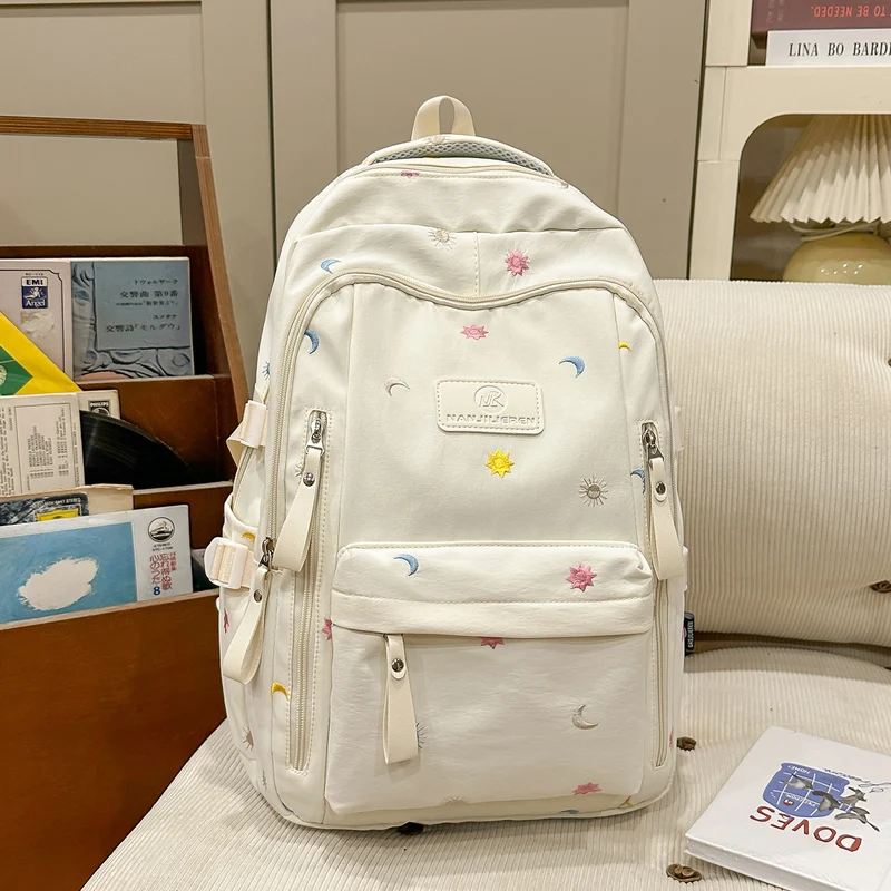 Schulrucksack mit Grafik-Verzierung und vielen Fächern