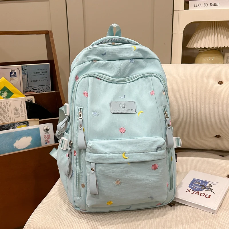 Schulrucksack mit Grafik-Verzierung und vielen Fächern