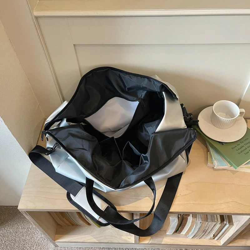 Sportliche Reisetasche mit vielseitigen Fächern und wasserabweisendem Material Skanto