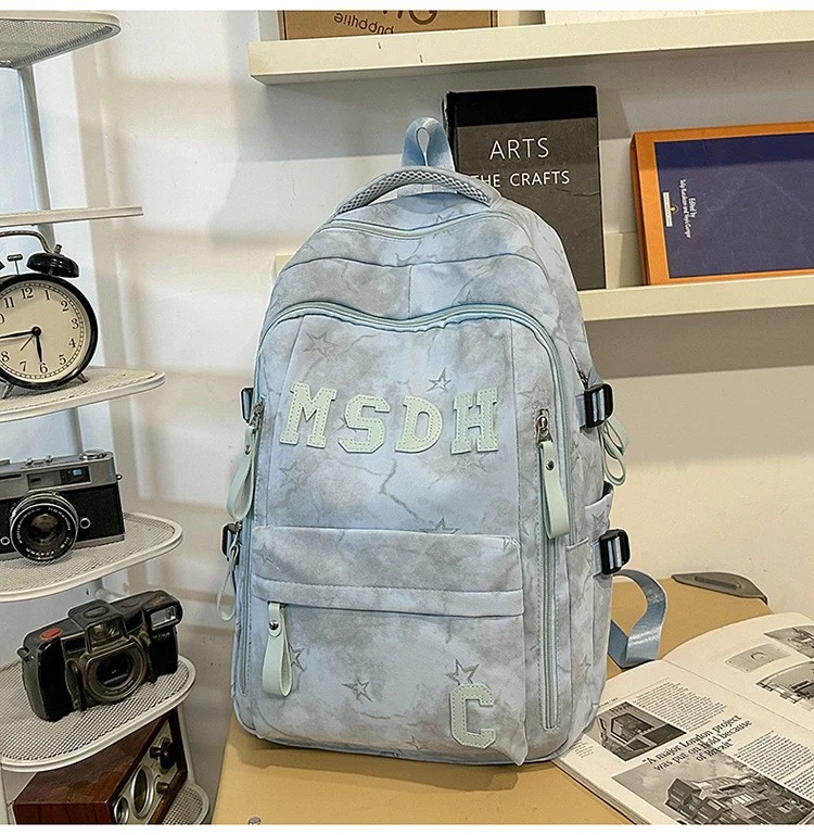 Moderner Schulrucksack mit mehreren Fächern