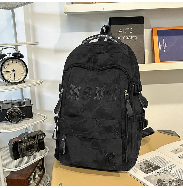 Moderner Schulrucksack mit mehreren Fächern