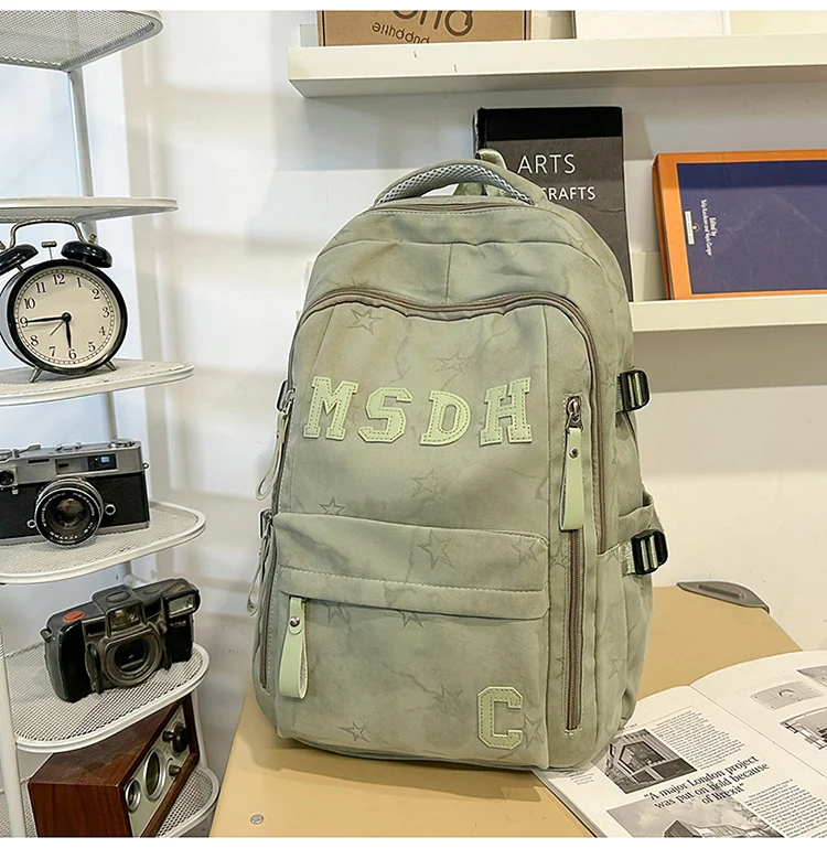 Moderner Schulrucksack mit mehreren Fächern