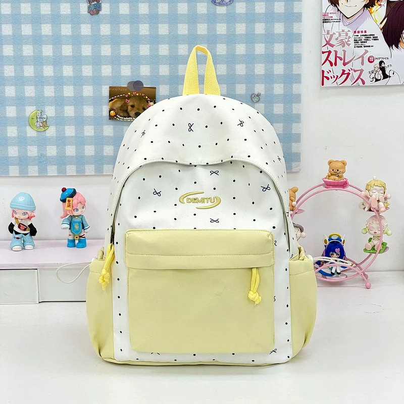 Moderner Schulrucksack mit mehreren Fächern