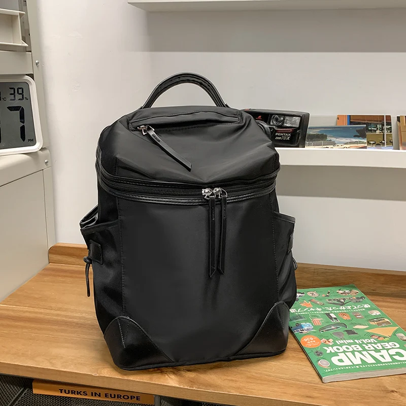 Moderner Schulrucksack mit mehreren Fächern