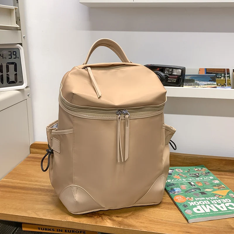 Moderner Schulrucksack mit mehreren Fächern