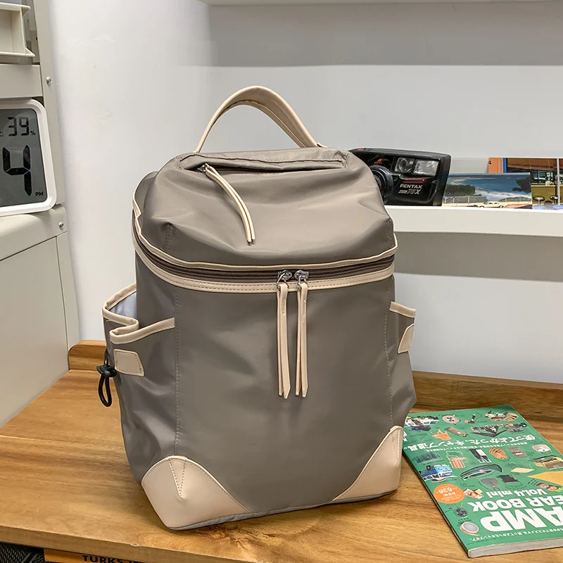 Moderner Schulrucksack mit mehreren Fächern