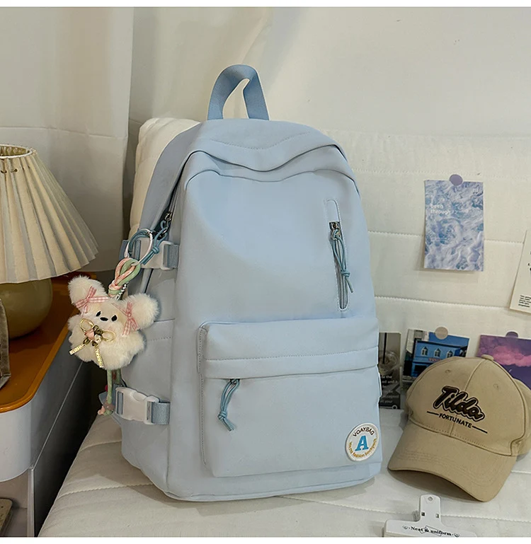 Minimalistischer Schulrucksack mit mehreren Fächern
