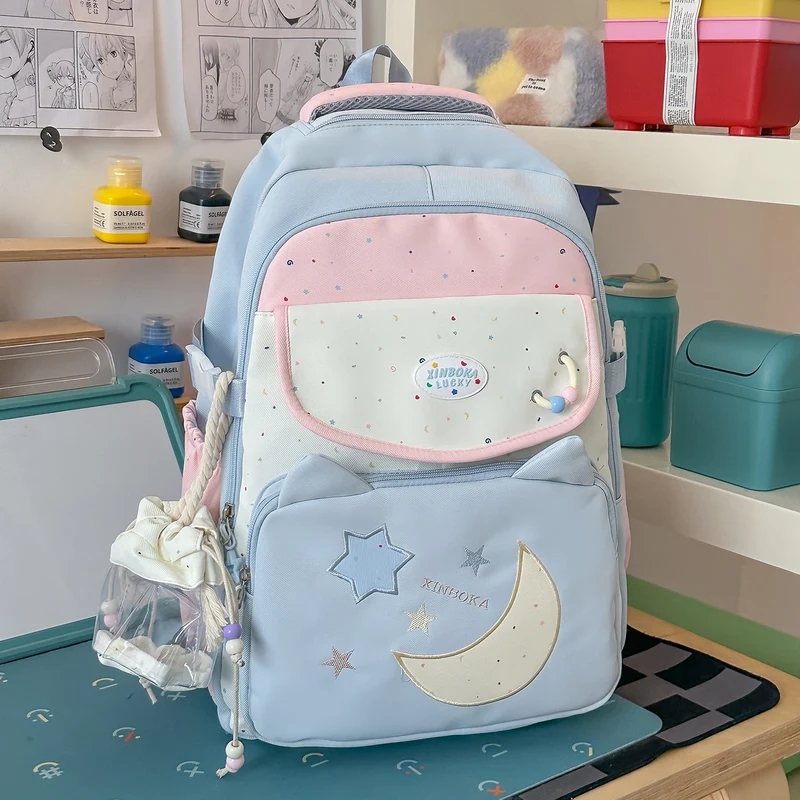 Niedlicher Schulrucksack mit mehreren Fächern im Charakter-Design