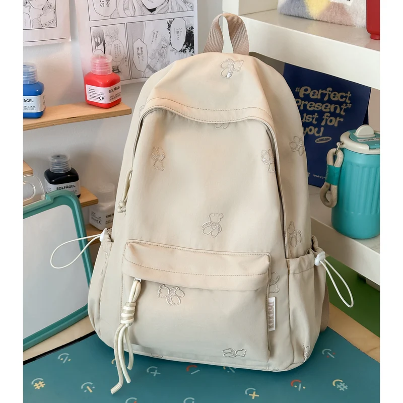 Niedlicher Schulrucksack mit Charakter-Stickerei