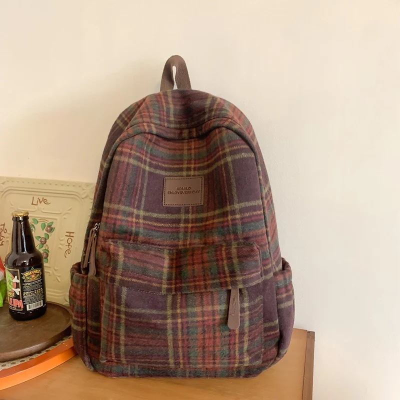 Funktionaler karierter Schulrucksack