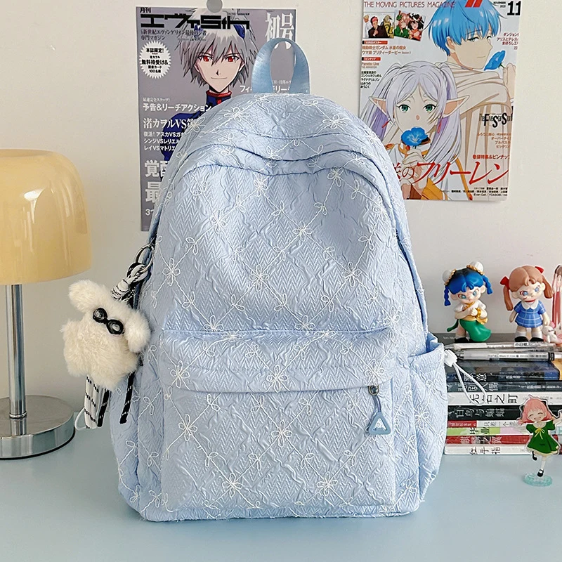 Bestickter Schulrucksack mit Textur
