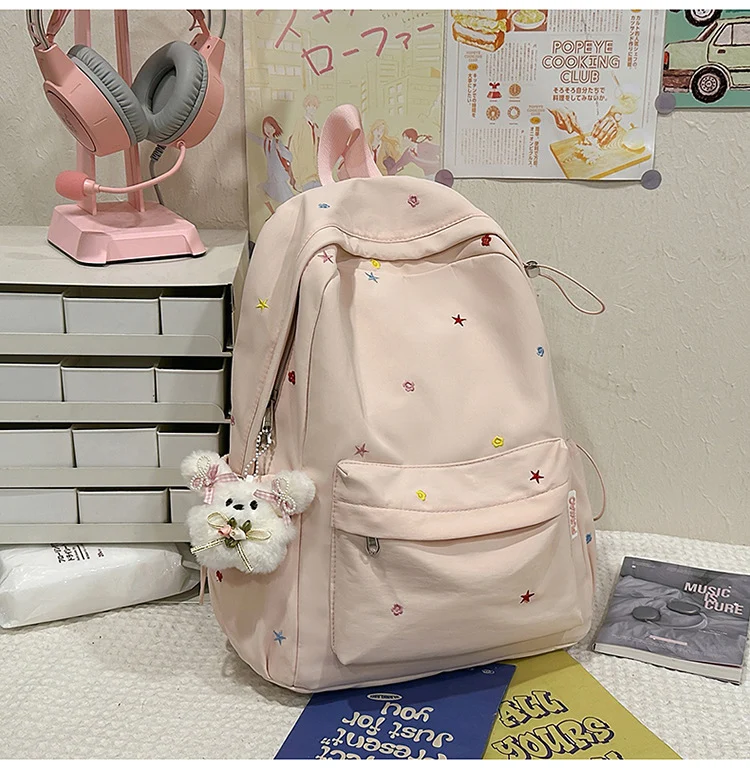 Bestickter Schulrucksack mit Muster