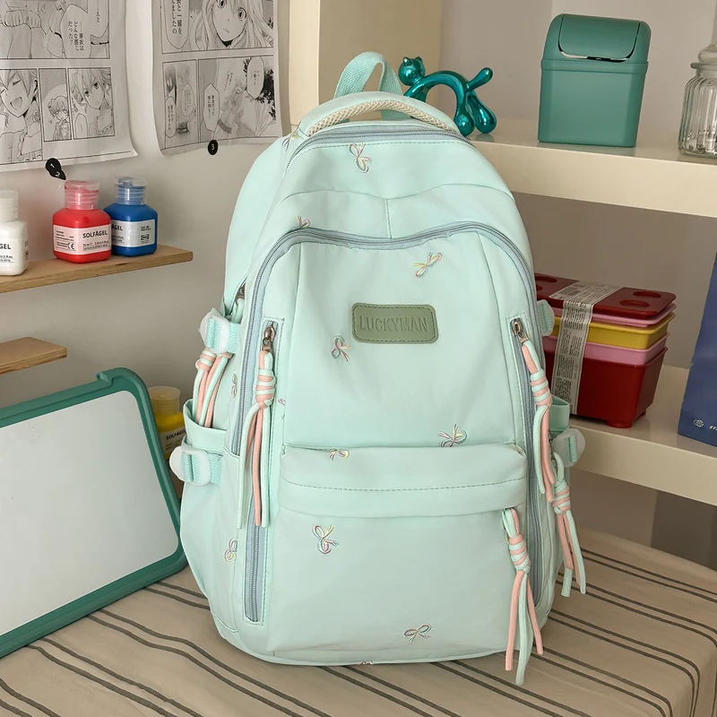Bestickter Schulrucksack mit vielen Taschen