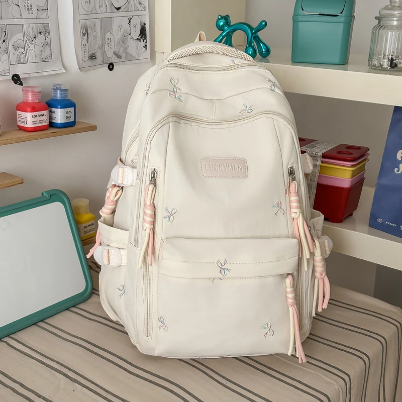 Bestickter Schulrucksack mit vielen Taschen