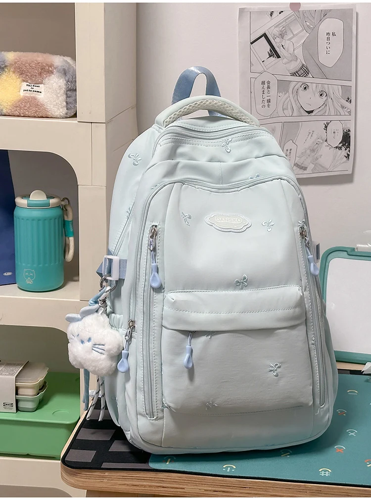 Bestickter Schulrucksack mit mehreren Fächern