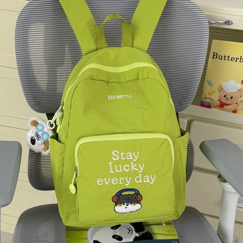 Bestickter Schulrucksack mit lustigem Charakter