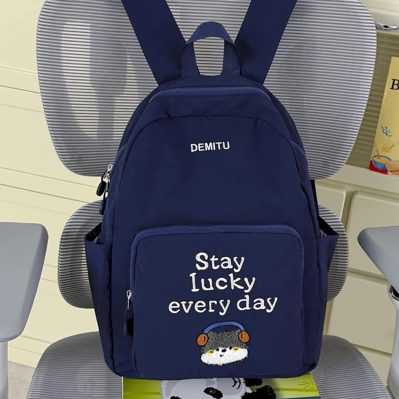Bestickter Schulrucksack mit lustigem Charakter