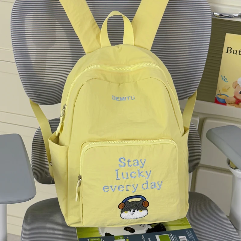 Bestickter Schulrucksack mit lustigem Charakter