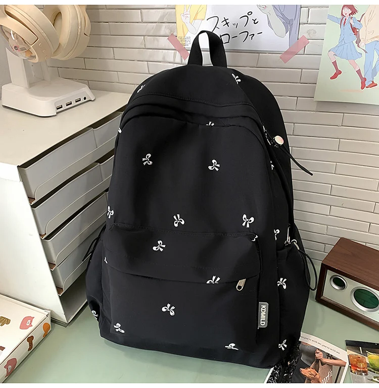 Bestickter Schulrucksack mit Blumenmuster