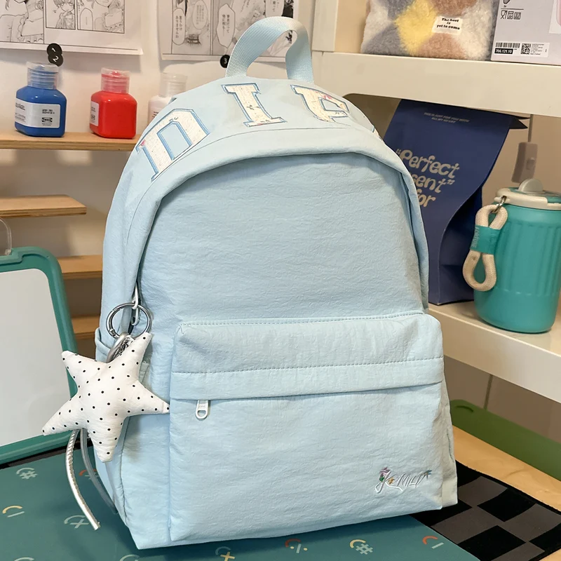 Lässiger leichter Schulrucksack mit vielen Fächern