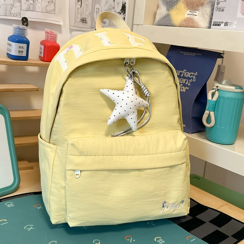 Lässiger leichter Schulrucksack mit vielen Fächern