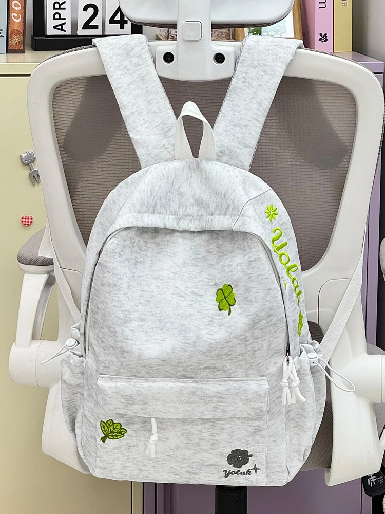 Lässige Schultasche mit vielen Fächern und Stickerei