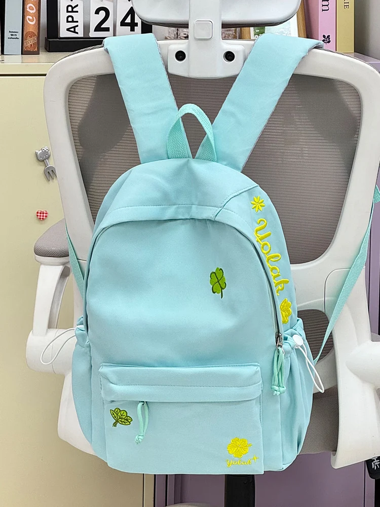 Lässige Schultasche mit vielen Fächern und Stickerei
