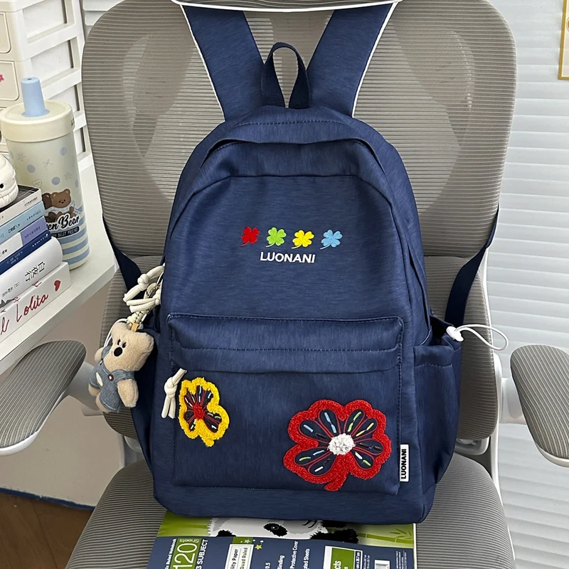 Schulrucksack mit besticktem Blumenmotiv