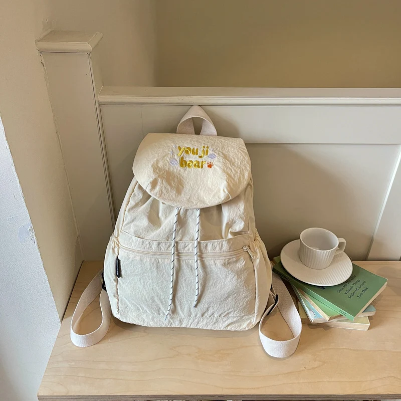 Schulrucksack mit besticktem Charakter
