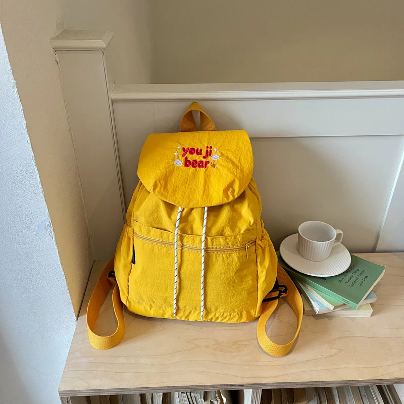 Schulrucksack mit besticktem Charakter
