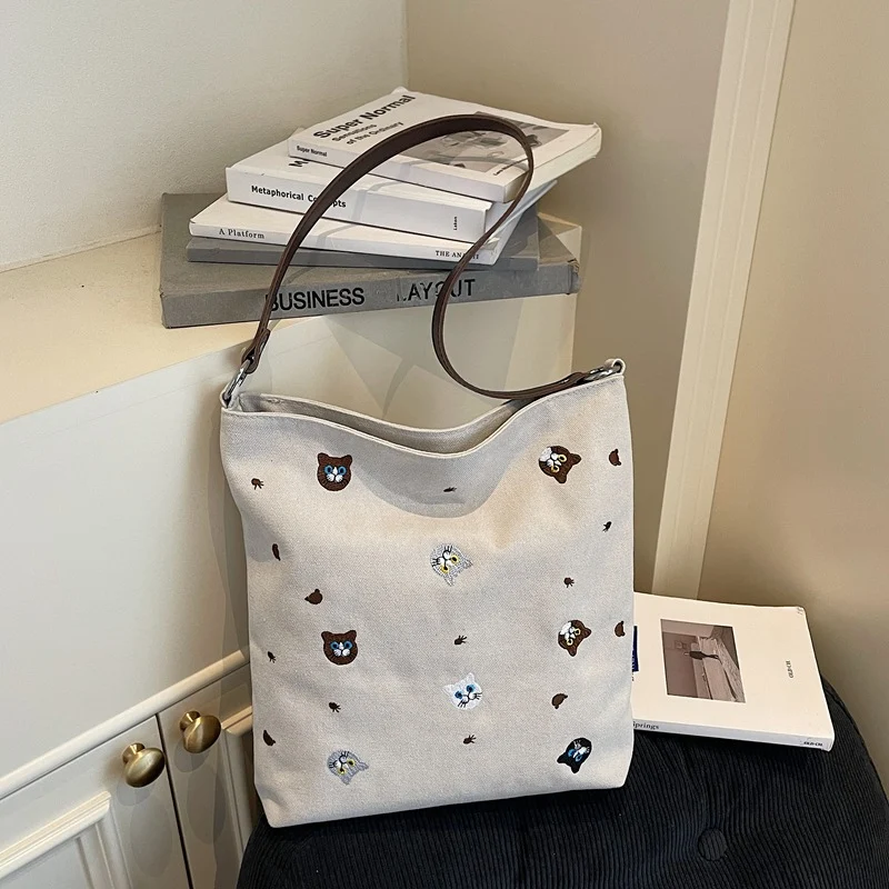 Lustiger Schulrucksack mit gesticktem Charakter