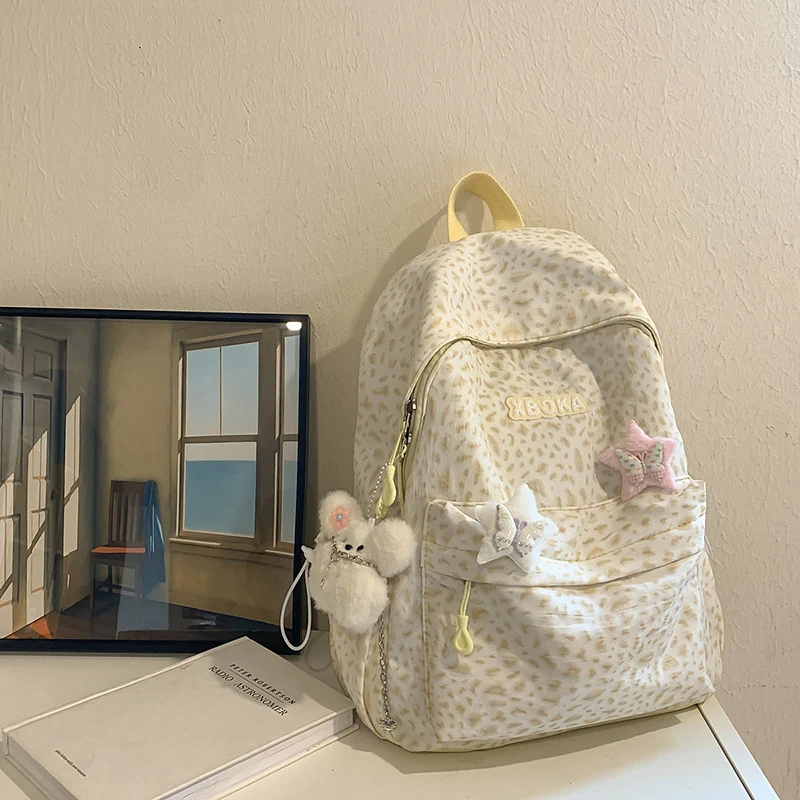 Niedlicher trendiger Schulrucksack mit Dekoration