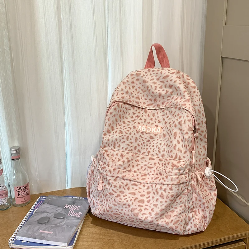 Niedlicher trendiger Schulrucksack mit Dekoration
