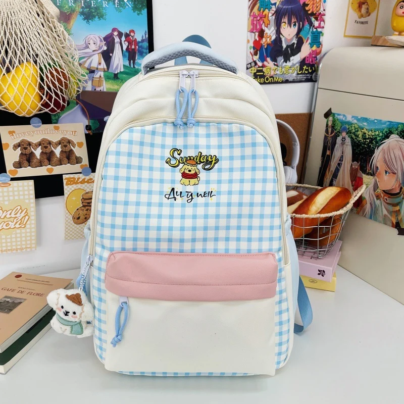 Schulrucksack mit Karomuster und mehreren Fächern
