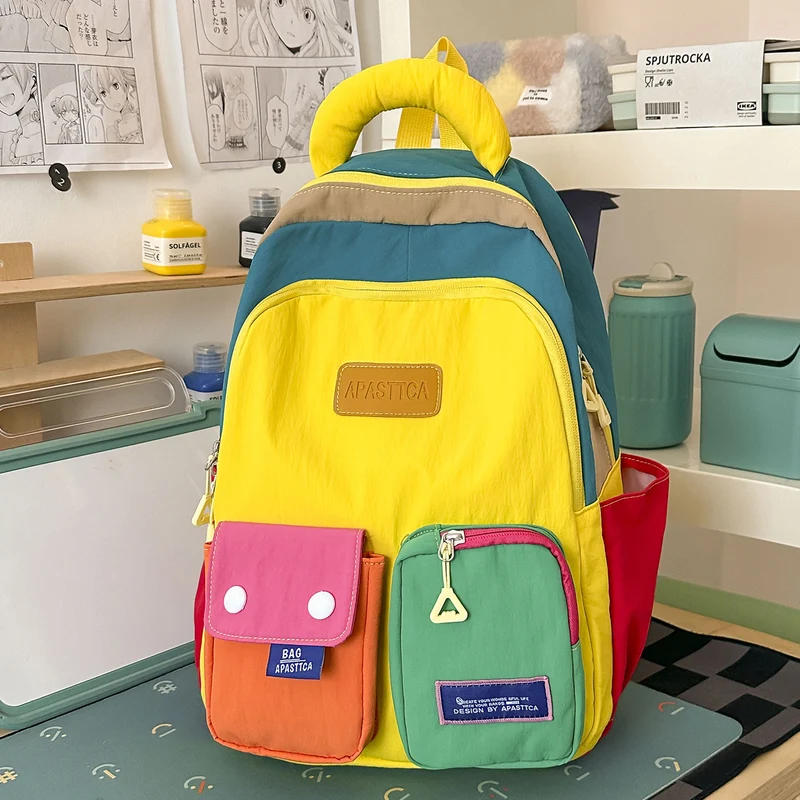 Lustiger und funktionaler Rucksack mit mehreren Taschen