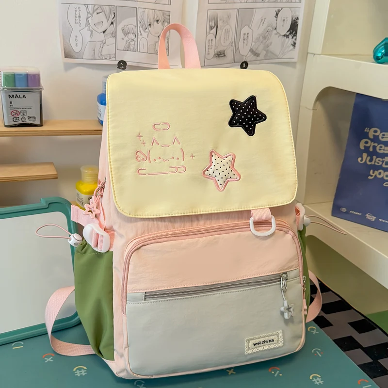 Lustiger und kreativer Schulrucksack im Charakter-Design
