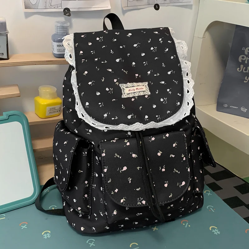 Schulrucksack mit Blumenmuster und Rüschen