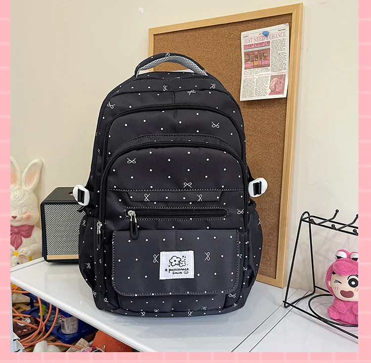 Charmanter Schulrucksack mit Tupfenmuster