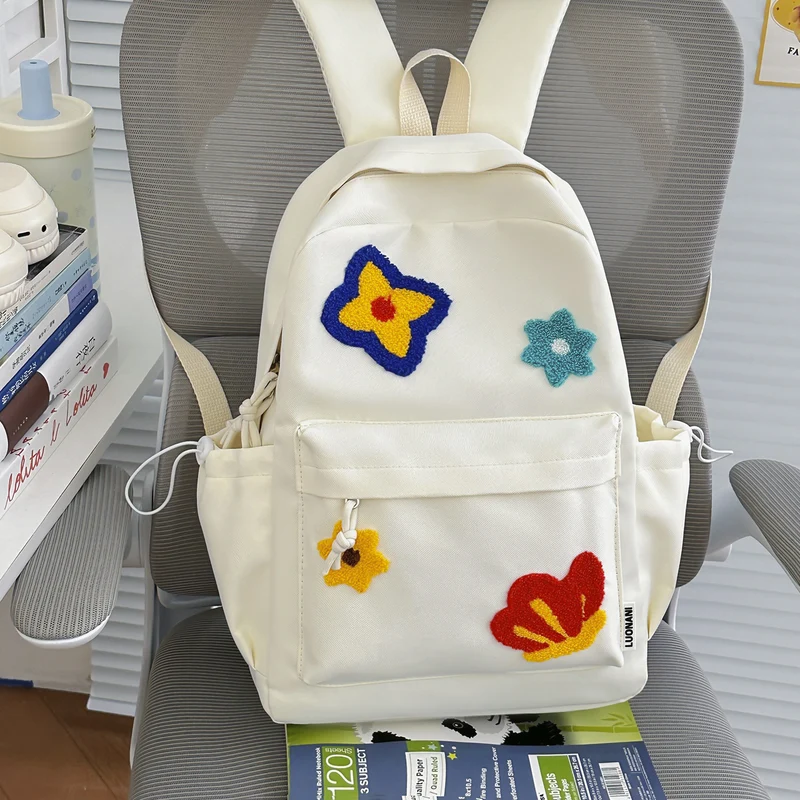 Bestickter Schulrucksack mit Blumenmuster