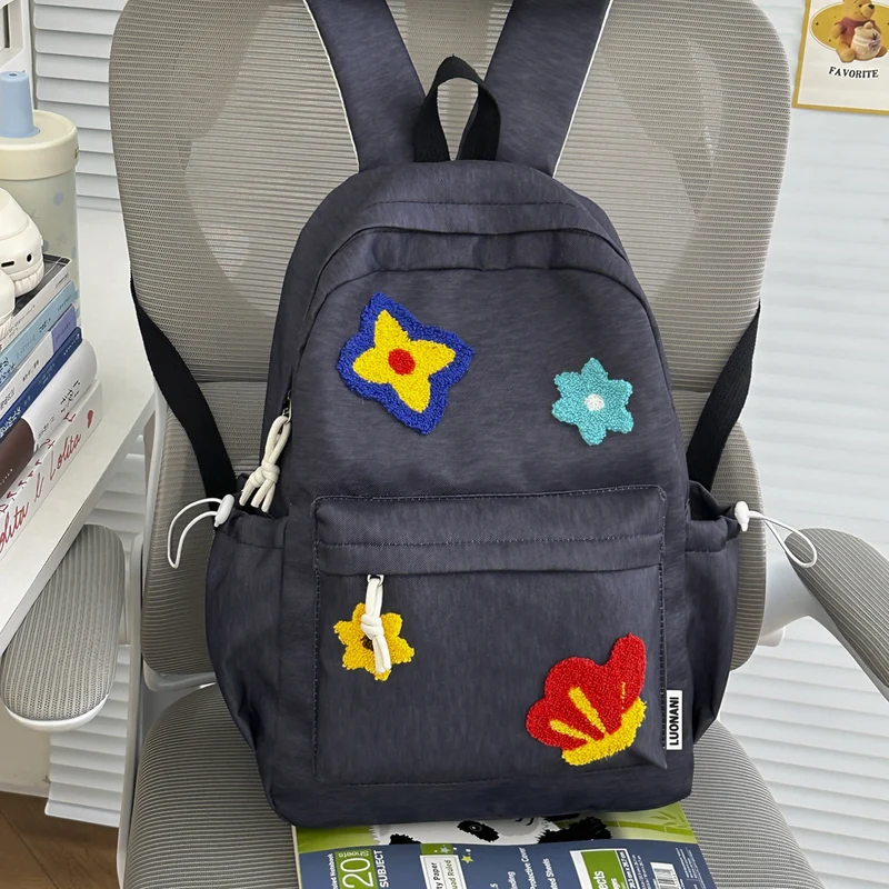 Bestickter Schulrucksack mit Blumenmuster