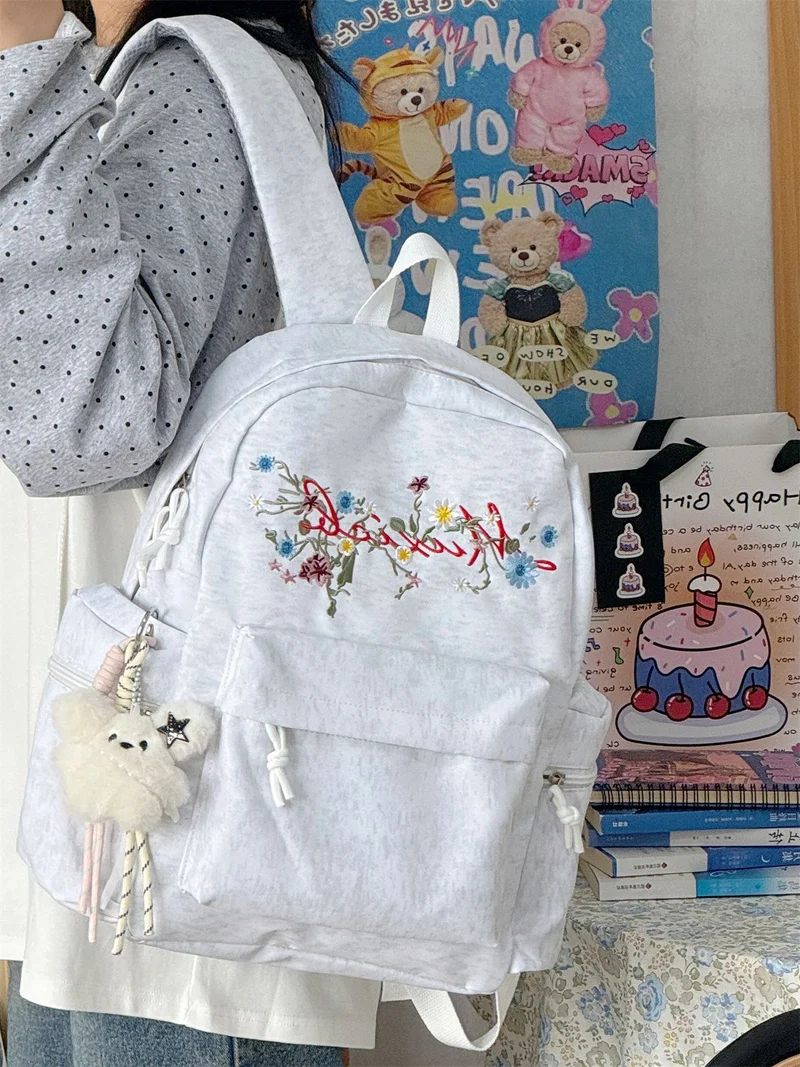 Bestickter Schulrucksack mit Blumenmuster